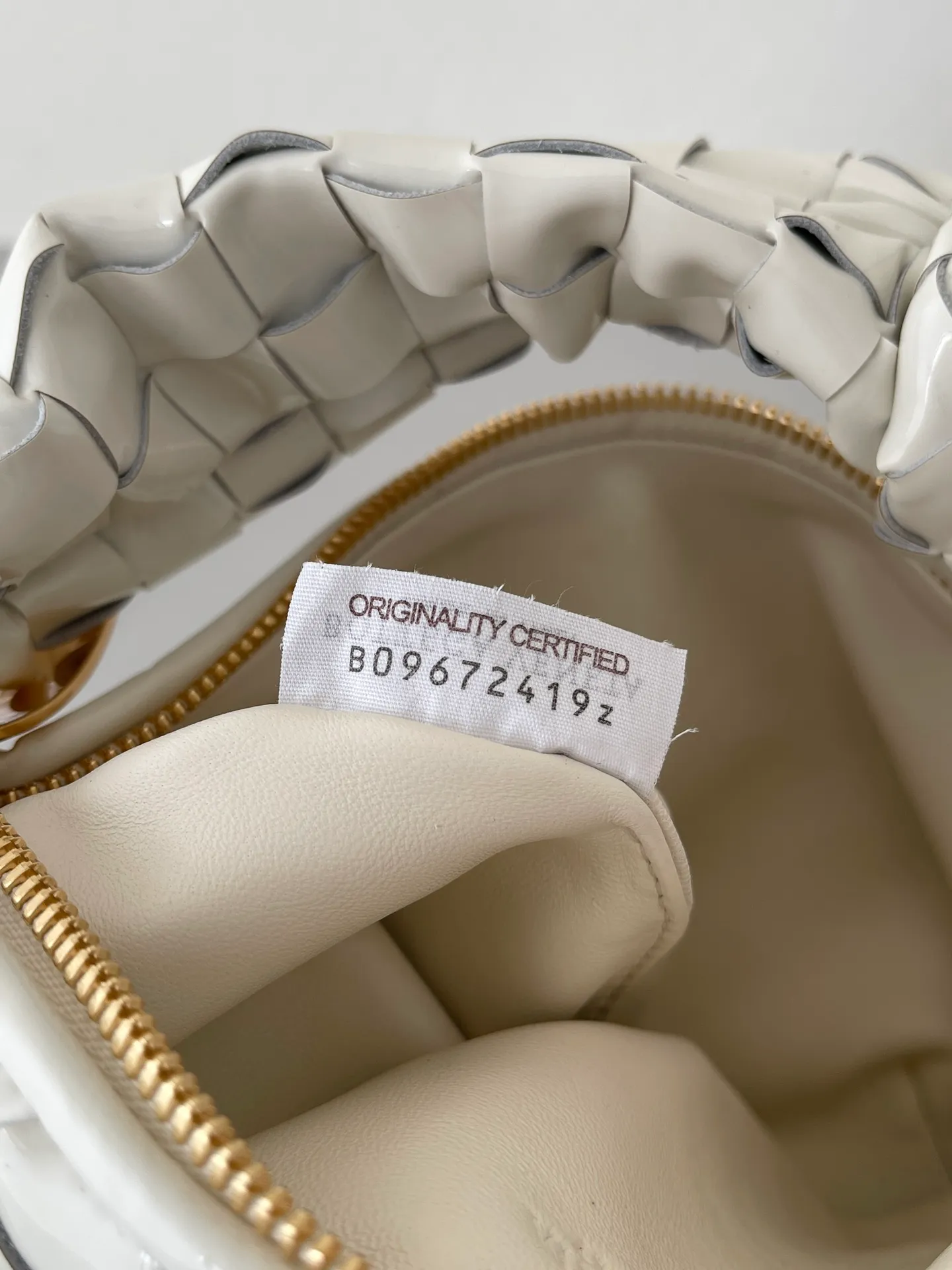 Mini Jodie Patent Leather New Color Bottega Veneta ͙.——The latest woven knotted hobo, the bag has a unique shape, is particularly practical and durable. It retains the traditional woven elements while being a little more flamboyant ~ Made of hand-woven cowhide, zipper opening and closing, curved seamless structure, effortless to match, highly recommended ⚠️⚠️⚠️ Size: 23cm*15cm*5cm